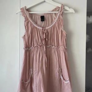 Randig rosa kortklänning från Vila - Super gullig topp!