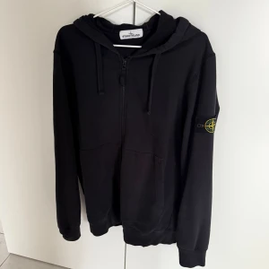 Svart hoodie från Stone Island - Svart hoodie från Stone Island med dragkedja 
