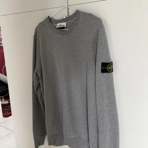 Grå sweatshirt från Stone Island - Grå sweatshirt från Stone Island