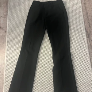 Svarta kostymbyxor från BikBok - Snygga svarta kostymbyxor från BikBok i modellen vera! Helt nya utan defekter eller slitage☺️ säljer då de är lite förstora/de sitter inte så tajt som jag hade önskat! Normala i storleken annars! Priset går att diskutera köpta för 499:-!