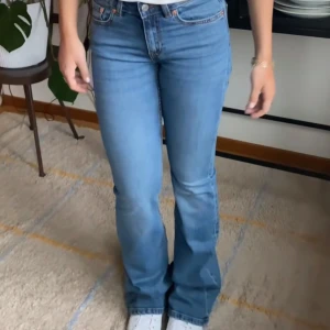 Low bootcut jeans från lager 157 - Säljer dessa snygga low bootcut jeans i färgen blå som är i fint skick.