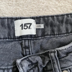 Svarta raka jeans från 157 - Jätte fina svarta jeans ! (Ny pris 400 kr) Jag är 1,70 cm lång och det är mina egna bilder, Hör gärna av dig om du undrar något, köp gärna med Instabox då jag postar snabbast där! Kvar tills markerad som såld 🫶🏼💘