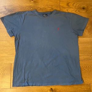 Ralph Lauren T-shirt - Fint skick - en defekt se sista bilden. Storlek M normal i storleken. Kom gärna med prisförslag eller andra frågor!