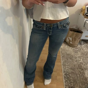 True Religion bootcut jeans - Jättefina True Religion Jeans, aldrig kommit till användning så helt perfekt skick! Står W29 men sitter som 28. Midjemått: 38cm Innerbenslängd: 42 cm