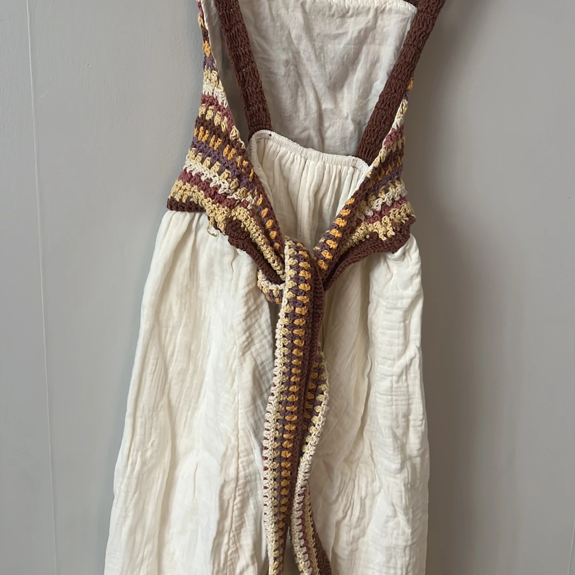 Vit och brun omlottklänning med virkade detaljer - 3