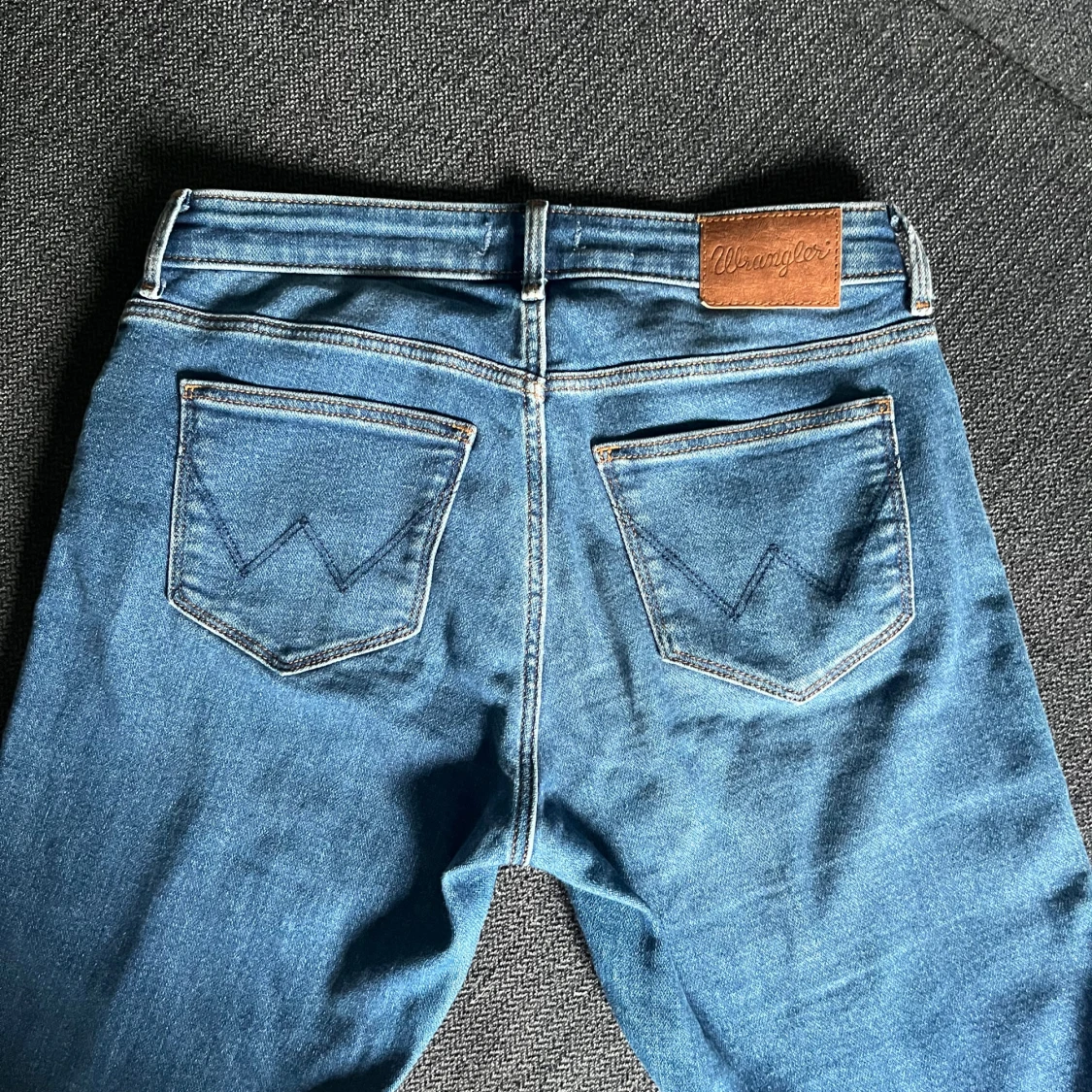 Blå bootcut jeans från Wrangler - 1