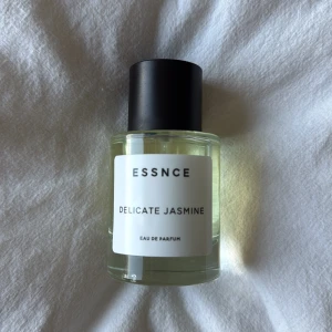 ESSNCE Delicate Jasmine parfym - Parfym från ESSNCE med doft av jasmin.