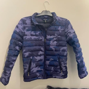 Camouflage pufferjacka Polo Ralph Lauren - Tja säljer denna snygga Ralph lauren jacka i storlek 14-16 år, 10/10 skick säljer för ett billigt pris! Inga fel med den. Frakt med PostNord och Instabox funkar. (Priset är ej satt), perfekt inför hösten!