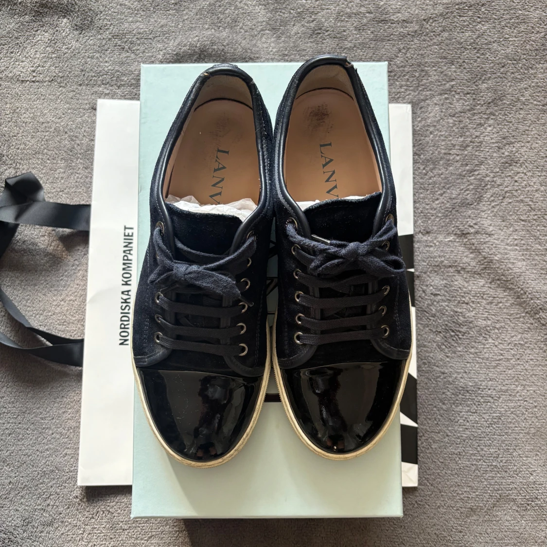 Svarta sneakers från Lanvin i mocka - 2