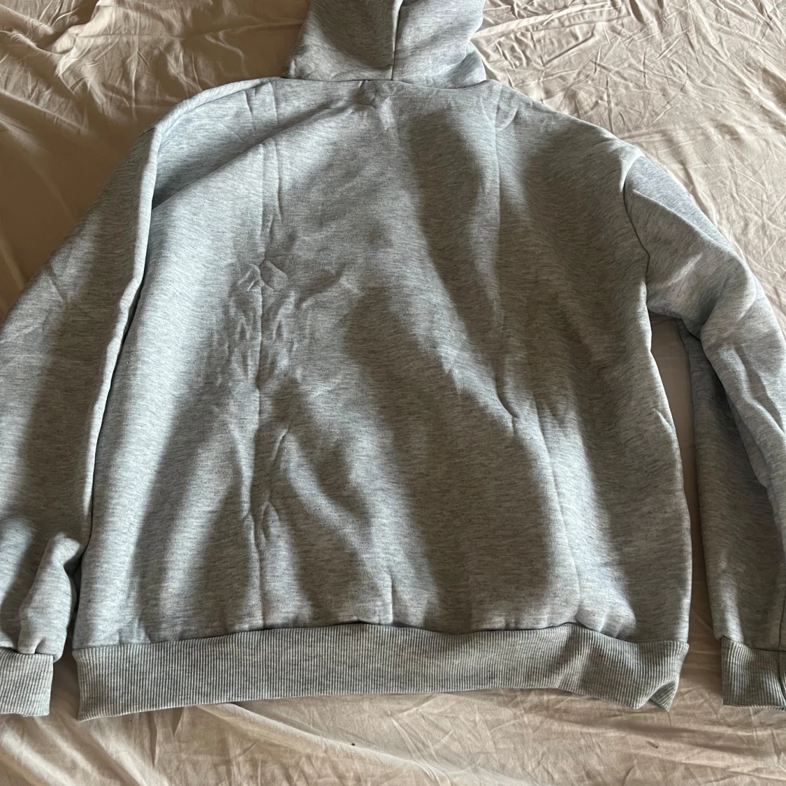 Grå hoodie med Brasilien tryck och huva - 1