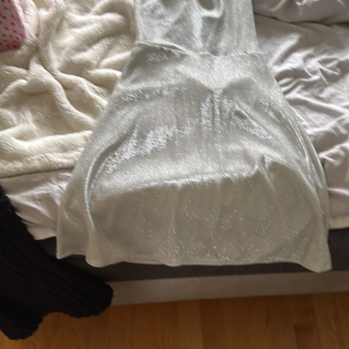 Glittrig silver klänning med snörning - 1