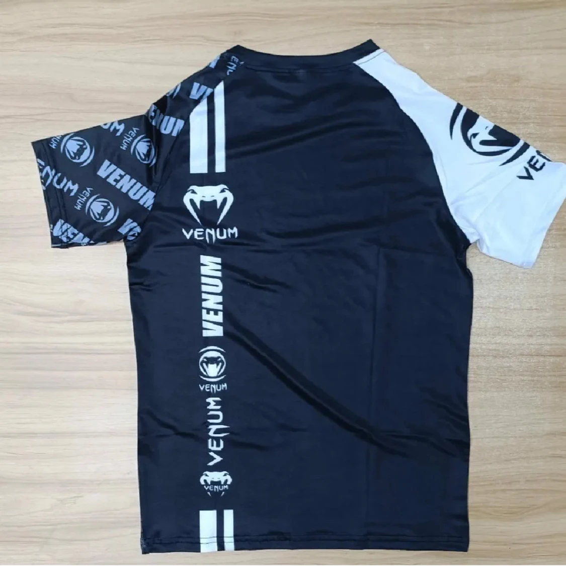 Svart, vitt venum t shirt (S) - 1