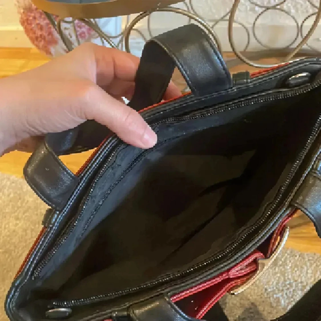 Svart handväska med rött bälte - 3