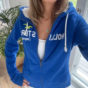 Hollister zip med foder - En zip från Hollister i storlek L. Kan upplevas mindre i storlek . Tröjan bedöms vara använd men i fortsatt gott skick. Jag skickar ditt köp inom 24h. Se liknande zip i min profil! F49