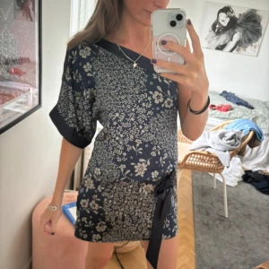 Klänning - En klänning från zara med one shoulder och knyte, den är ”lågmidjad”. Eftersom knytet är under midjan. Den är i ”siden”