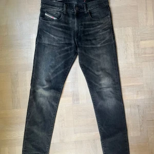 Svarta Diesel jeans faded - Tja säljer mina svarta diesel jeans som fortfarande är i topp skick. Skriv om ni har några frågor om jeansen