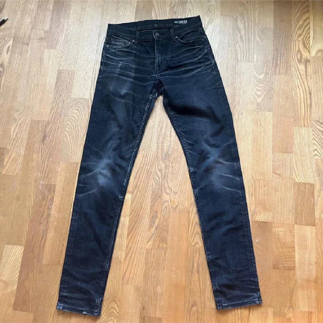 Svarta jeans me tvär fet fade - 1