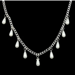 Silverhalsband med droppformade pärlor - Stilrent halsband i silverfärgad metall med kedja och hängande droppformade vita pärlor. Pärlorna ger en cool och elegant vibe, perfekt för att lyfta din outfit. Kedjan är medelgrovt länkad och pärlorna är jämnt utspridda längs hela halsbandet.