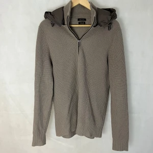Massimodutti caridgan  - Riktigt schysst dutti cardigan. Storlek M, modellen är 185. Perfekt för hösten. 