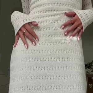 Vit stickad långklänning Bik Bok - Supersnygg vit långklänning från Bik Bok med stickad struktur och diskreta hål i ränder. Klänningen har lång ärm och är gjord i mjuk blandning av bomull och akryl. Perfekt för dig som gillar en clean och cozy look med lite edge.Som ny.Pris i butik 699 kr Blev direkt utsåld.Virkade kläder är top- trendig ny