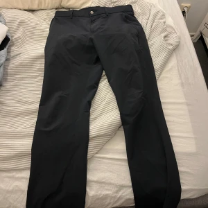 Mörkblå golfbyxor från Callaway - Snygga mörkblå golfbrallor från Callaway i sotorlek 30/32, bra skick. Hör av er vid ev frågor🤝