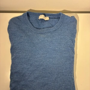  stickad tröja Tiger of Sweden - Snygg blå stickad tröja från Tiger of sweden. Storlek M men är liten i storleken så passar även S. Skriv vid frågor eller funderingar