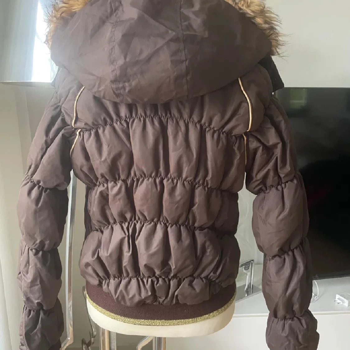 Brun pufferjacka med fuskpäls och dragkedja - 3