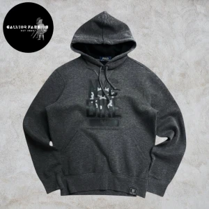Ralph Lauren hoodie - Sällsyn stilren mörkgrå  Ralph Lauren hoodie i storlek M. Hoodien är i toppen skick har inga hål, revor, fläckar eller andra defekter.                                ~                                                                           Nypris 2500 kr | Vårat pris 598 kr. Hör av dig om du vill ha mått eller har andra frågor. Följare får rabatt- så följ!