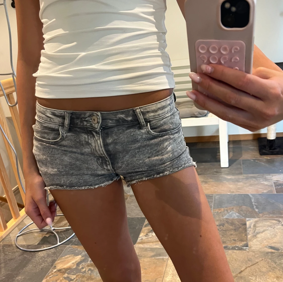 Grå slitna jeansshorts med rå kant - 1