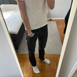 Replay Grover slim/straight fit  - Säljer ett par svarta jeansbyxor från Replay i modellen Grover som sitter som anbass men inte lika tajt, riktigt schyssta, storlek 32/34. Passar 32/32 beroende på hur man vill att de sitter, modellen är 190cm kan passa för dig runt 180-190, skicket är 9,5/10 riktigt bra skick nypris runt 1700kr pris går att dirakutera och det är bara skriva om du har minsta fråga. 