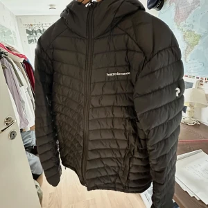 Svart dunjacka Peak Performance L - Säljer min Peak Performance Frost DH dunjacka i svart, i absolut toppskick. Jackan är i princip som ny – inga repor, fläckar eller skador. Perfekt för dig som vill ha en lätt, stilren och varm dunjacka av hög kvalitet till hösten och vintern.