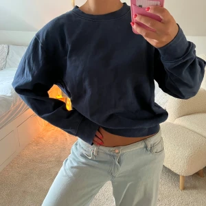 Mörkblå sweatshirt från Weekday - Säljer en mörkblå sweatshirt från Weekday i storlek S. Tröjan har en loose passform, rund hals och långa ärmar. Materialet är mjuk bomull med insida i fleece, perfekt för chill dagar. Enkel och stilren utan mönster eller detaljer.