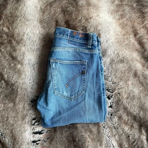 Dondup jeans  - Tja, säljer dessa dondup jeans i modellen Sammie (slimfit). Storlek 31. Mycket fint skick. Hålen är inte lappade utan går igenom. För fler frågor så är det bara att höra av sig! 