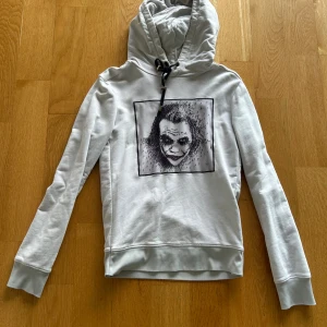 Limitato hoodie - En schysst Limitato hoodie som är insydd på sidorna