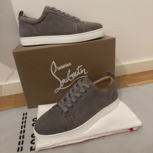 Louboutins  - Säljer nu dessa sprillans nya louboutinsen. De är i strl 42. Du får med allt som visas på bilderna dvs skor, dustbag, box osv. Mer loubs finns i min profil. Bara att skriva ett DM vid intresse!