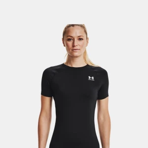 Svart tight t-shirt från Under Armour - Svart, tight t-shirt från Under Armour med korta ärmar och vit logga på bröstet. Perfekt för träning med sin slimmade passform och stretchiga material som andas. Enkel och sportig design som funkar till alla typer av träningspass.