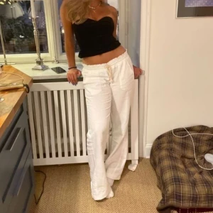 Vita linnebyxor från Roxy - Snygga vita linnebyxor från Roxy i storlek XS. Byxorna är lågmidjade och har en snygg snörning i midjan. Tyvärr har den ett litet hål längst ner på ena benet, om man kan laga det blir de perfekta! (Första bilden är lånad) 💖