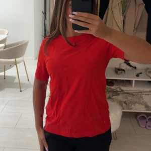 Röd t-shirt  - Snygg röd t-shirt från Cubus i storlek S. Modellen är klassisk med rund hals och korta ärmar, perfekt för dig som gillar enkel och stilren design. Materialet är mjukt och skönt bomull som andas bra. Passformen är normal och funkar till många olika looks.