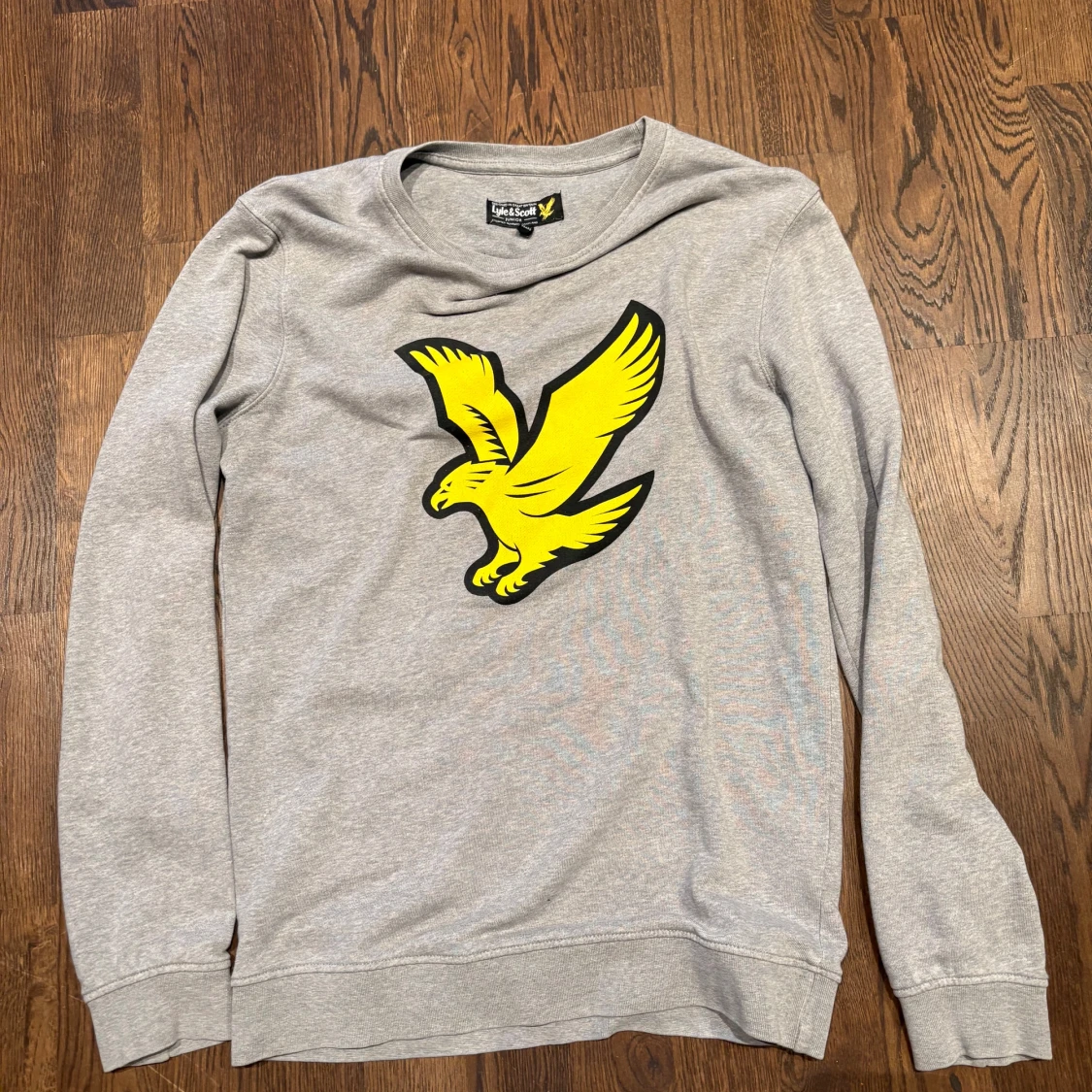 Grå sweatshirt från Lyle & Scott - 1