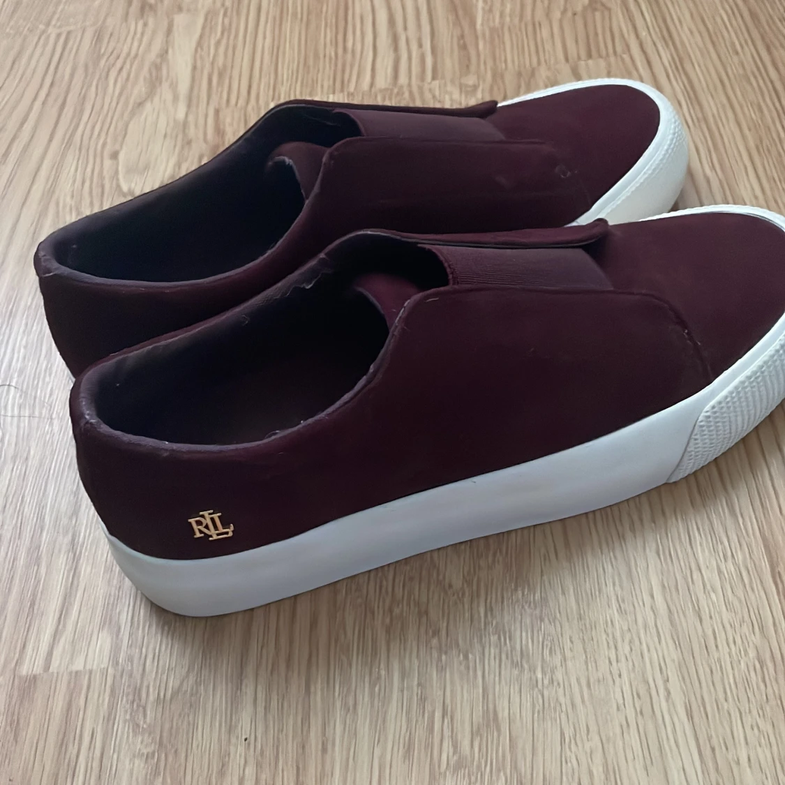 Vinröda sneakers från Lauren Ralph Lauren
