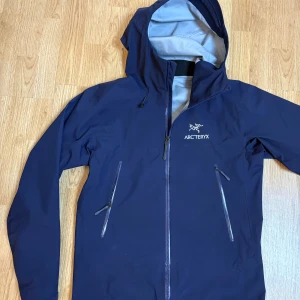 Arcteryx jacka - Arcteryx regnjacka i färgen blå. Helt ny knappar använd då jag köpte en likadant i en annan färg. Kom med frågor och bud😁                   Storlek S/M