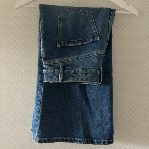 Jeanskjol - Blå lång jeanskjol från Odd Molly i storlek M.