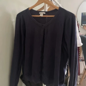 Mörkblå kofta från H&M BASIC - En enkel och stilren mörkblå kofta från H&M BASIC. Hade en större storlek för att få en mer baggy look. Skriv för frågor eller prisförslag!❣️
