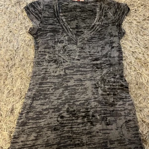 Grå T-shirt - Snygg grå fitted T-shirt med fjäril.