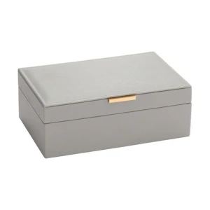 Grå smyckeskrin med fack och spegel!  - Stilren smyckesbox i ljusgrå färg med gulddetalj på låset. Insidan har flera fack för ringar, örhängen och andra smycken samt en stor spegel i locket. Perfekt för att hålla ordning på dina favoritsmycken och accessoarer. Den är i ett bra skick! (Porto tillkommer) 