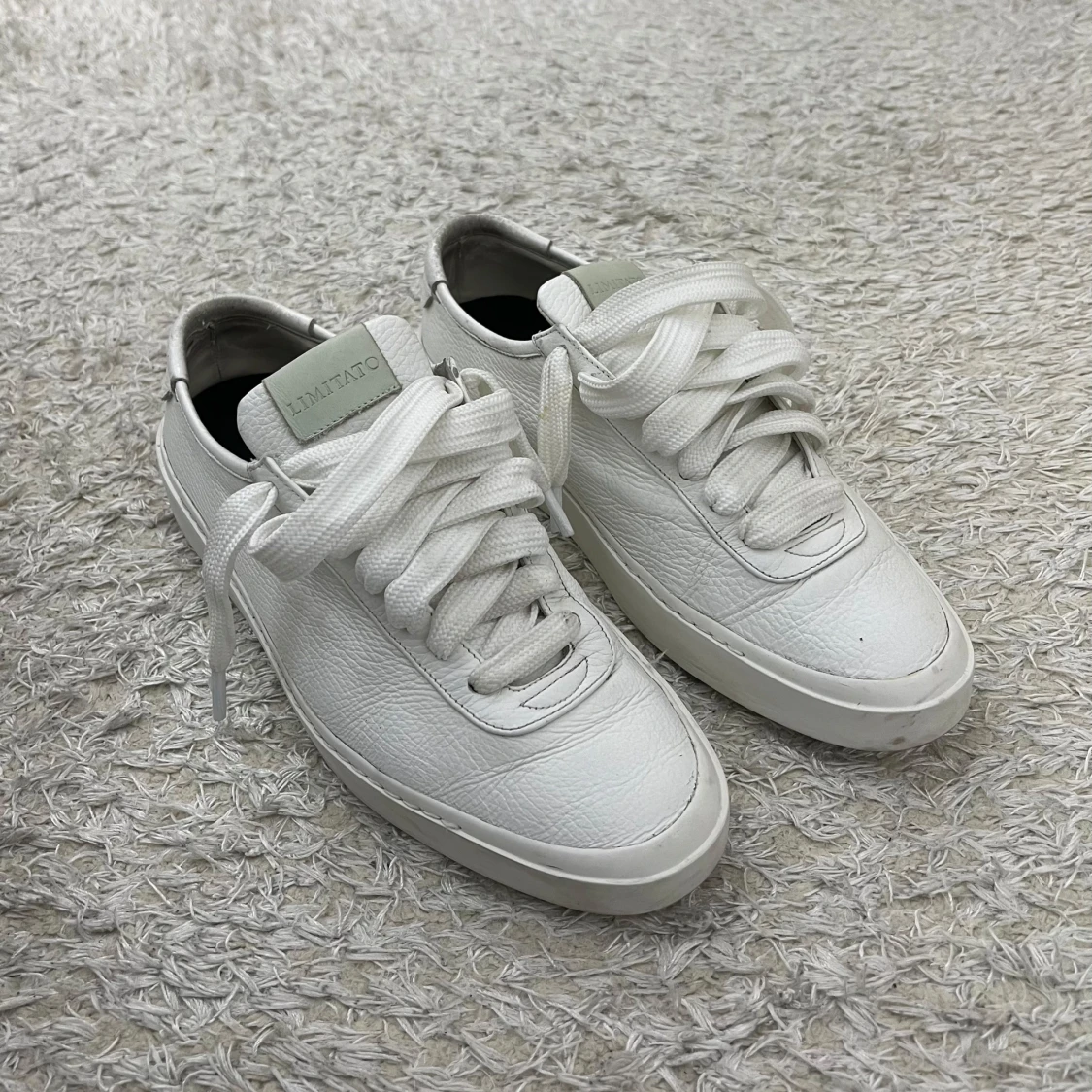 Vita sneakers från Limitato i skinn