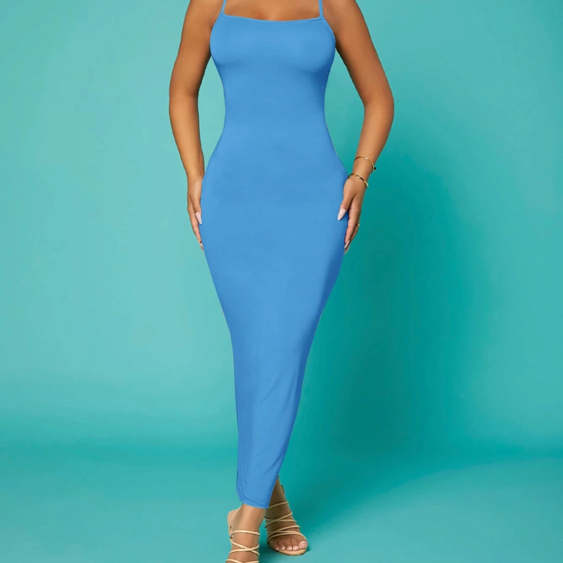 Blå långklänning med smala axelband