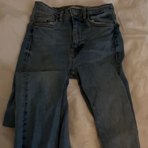 Blå bootcut jeans  - ljus blåa bootcut jeans från zara. storlek 32 sitter jätte fint. 