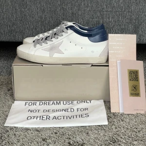 Golden Goose Superstar vita sneakers - Säljer dessa riktigt snygga Golden Goose i nyskick. Nypriset är 6 000 kr. Låda, dustbag och äkthetsintyg följer med. Hör gärna av dig vid minsta fråga eller fundering! Priset kan diskuteras.
