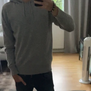 Grå stickad tröja  - Tröja från sayless i storlek XXS passar XS. Inga defekter, schysst tyg och bra skick - inte urtvättad. Kom gärna DM för fler bilder eller frågor.